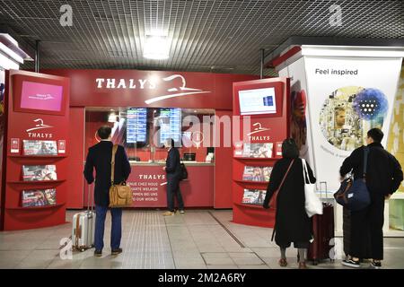 L'illustration montre des gens qui attendent au bureau 'Thalys' lors d'une grève générale organisée par le syndicat socialiste FGTB-CGSP/ABVV-ACOD, mardi 10 octobre 2017, à Bruxelles. PHOTO DE BELGA CAMILLE DELANNOIS Banque D'Images