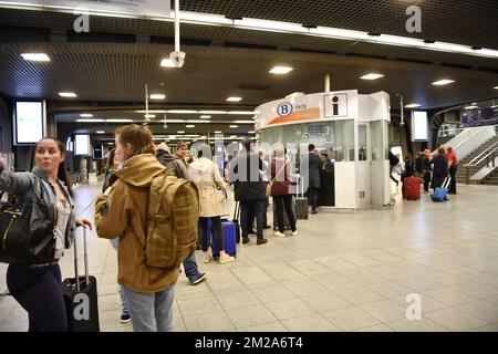 L'illustration montre des personnes en attente d'informations de mobilité lors d'une grève générale organisée par l'Union socialiste FGTB-CGSP/ABVV-ACOD, mardi 10 octobre 2017, à Bruxelles. PHOTO DE BELGA CAMILLE DELANNOIS Banque D'Images