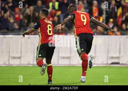 Le Romelu Lukaku de Belgique célèbre après avoir marqué le but 4-0 avec Youri Thielemans lors d'un match de football entre l'équipe nationale belge Red Devils et Chypre, à Bruxelles, le mardi 10 octobre 2017, le jeu 9 dans le groupe H des qualifications pour la coupe du monde 2018. BELGA PHOTO VIRGINIE LEFOUR Banque D'Images