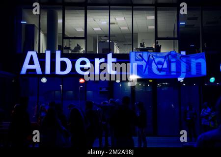 L'illustration montre le logo Albert Heijn recouvert de « Yves » avant le match de la Jupiler Pro League entre KAA Gent et Waasland-Beveren, à Gand, samedi 14 octobre 2017, le dixième jour de la Jupiler Pro League, la saison belge du championnat de football 2017-2018. BELGA PHOTO JASPER JACOBS Banque D'Images