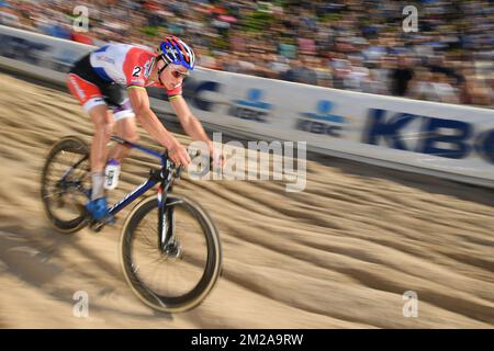 Le Dutch Mathieu Van Der Poel remporte la course d'élite masculine de la deuxième étape de la compétition de cyclocross Superprestige, à Zonhoven, dimanche 15 octobre 2017. BELGA PHOTO DAVID STOCKMAN Banque D'Images