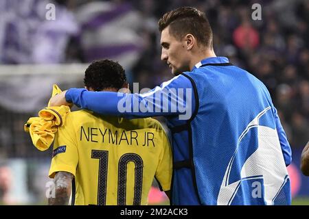 Neymar Jr du PSG et Thomas Meunier du PSG photographiés lors d'un troisième match (sur 6) sur la scène du groupe (groupe B) de la compétition de la Ligue des champions de l'UEFA entre l'équipe de football belge RSC Anderlecht et le club français PSG Paris Saint-Germain, le mercredi 18 octobre 2017 à Bruxelles. BELGA PHOTO DIRK WAEM Banque D'Images