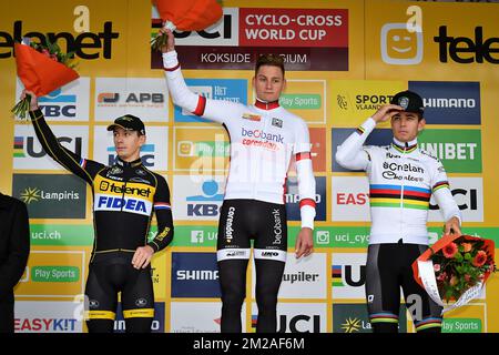 Lars néerlandais Van Der Haar, Mathieu Van Der Poel néerlandais et Wout Van Aert champion du monde belge photographié sur le podium après la course d'élite masculine de la troisième étape (sur 9) du cyclocross de la coupe du monde, à Koksijde dimanche 22 octobre 2017. BELGA PHOTO DAVID STOCKMAN Banque D'Images