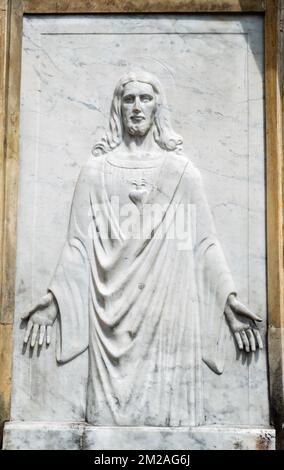 L'ancien Ressurrected Jésus Christ Haut relief dans l'entrée de la crypte cimenterie. Banque D'Images