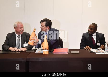 Daniel Victor Maurice Champagne, directeur général Pactom, Bob Desmet, directeur des exportations Frisomat et Lamine Sanogo, directrice générale San Rubber, photographiés lors d'une cérémonie de signature le troisième jour d'une mission économique de quatre jours présidée par la princesse Astrid, le mardi 24 octobre 2017 à Abidjan, Côte d'Ivoire. BELGA PHOTO DIRK WAEM Banque D'Images