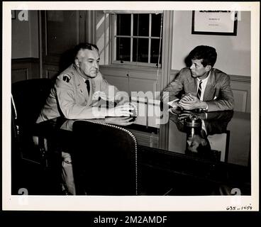 Coll. Mesick et John F. Kennedy , Ordnance Industry, Armories, Military officiers, Kennedy, John F. John Fitzgerald, 1917-1963, Watertown Arsenal Mass. Documents des États-Unis Armée opérationnelle Banque D'Images