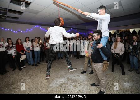 Lviv, Ukraine. 13th décembre 2022. Les gens jouent au jeu de Kalita pendant la fête des catholiques orthodoxes et grecs en mémoire de l'Apôtre Andrew le premier-appelé. En Ukraine, à la veille de Saint Andrew's Day, les étudiants se sont réunis à Lviv dans un abri à la bombe pour une soirée, où ils ont fait des histoires de fortune et ont eu du plaisir. Crédit : SOPA Images Limited/Alamy Live News Banque D'Images