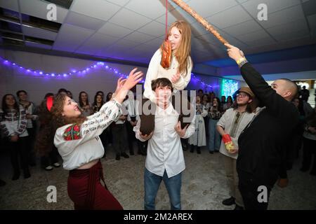 Lviv, Ukraine. 13th décembre 2022. Les gens jouent au jeu de Kalita pendant la fête des catholiques orthodoxes et grecs en mémoire de l'Apôtre Andrew le premier-appelé. En Ukraine, à la veille de Saint Andrew's Day, les étudiants se sont réunis à Lviv dans un abri à la bombe pour une soirée, où ils ont fait des histoires de fortune et ont eu du plaisir. Crédit : SOPA Images Limited/Alamy Live News Banque D'Images