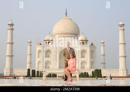 Le roi Philippe - Filip de Belgique et la reine Mathilde de Belgique posent pour le photographe devant le Taj Mahal le premier jour de la visite d'État du couple royal belge en Inde, le lundi 06 novembre 2017, à New Delhi, en Inde. BELGA PHOTO BENOIT DOPPAGNE Banque D'Images