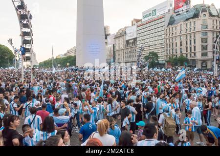 Les fans de football argentins se réunissent autour de l'Obélisque à Buenos Aires, en Argentine, pour célébrer l'équipe nationale qui a atteint la finale du monde de la FIFA 2022 Banque D'Images