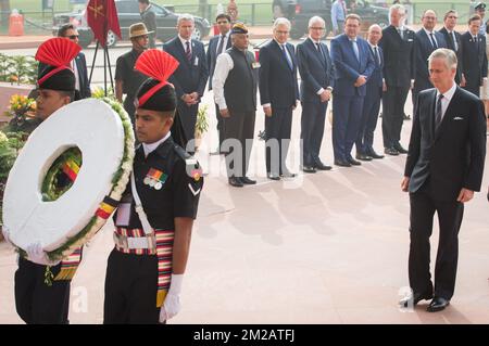 Roi Philippe - Filip de Belgique photographié lors d'une cérémonie de pose de couronne et d'une minute de silence à Raj Ghat suivie de la signature du livre d'or le deuxième jour de la visite d'État du couple royal belge en Inde, mardi 07 novembre 2017, à New Delhi, en Inde. BELGA PHOTO BENOIT DOPPAGNE Banque D'Images