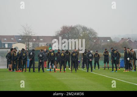 Les joueurs de Belgique montrent un moment de silence à la mémoire de l'ancien joueur Josip Weber avant une session d'entraînement de l'équipe nationale belge de football Red Devils, mercredi 08 novembre 2017, à Tubize. L'équipe jouera un match amical contre le Mexique le 10th novembre et le Japon le 14th novembre. BELGA PHOTO BRUNO FAHY Banque D'Images