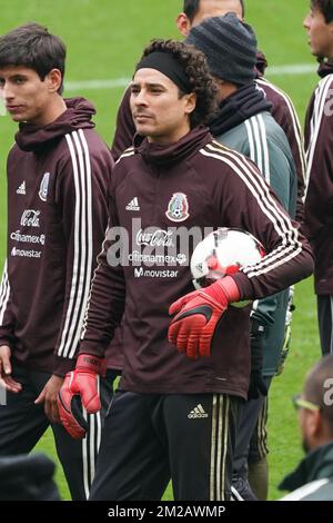 Guillermo Ochoa, gardien de but mexicain, a photographié lors d'une séance de formation de l'équipe nationale mexicaine de football El Tri, le jeudi 09 novembre 2017, à Bruxelles. L'équipe jouera un match amical contre la Belgique le 10th novembre. BELGA PHOTO BRUNO FAHY Banque D'Images