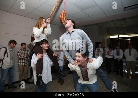 Lviv, Ukraine. 13th décembre 2022. Les gens jouent au jeu de Kalita pendant la fête des catholiques orthodoxes et grecs en mémoire de l'Apôtre Andrew le premier-appelé. En Ukraine, à la veille de Saint Andrew's Day, les étudiants se sont réunis à Lviv dans un abri à la bombe pour une soirée, où ils ont fait des histoires de fortune et ont eu du plaisir. (Photo de Mykola TYS/SOPA Images/Sipa USA) crédit: SIPA USA/Alay Live News Banque D'Images