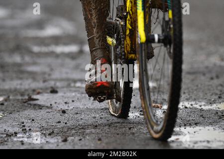 20171112 - GAVERE, BELGIQUE: L'illustration montre le pneu à plat de Toon Aerts Belge photographié pendant la phase 4th de la compétition de cyclocross Superprestige, à Asper-Gavere, dimanche 12 novembre 2017. BELGA PHOTO DAVID STOCKMAN Banque D'Images