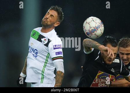 Esteban Casagolda d'OHL et Guy Dufour de Roeselare se battent pour le ballon lors d'un match de football entre OH Leuven et KSV Roeselare, à Heverlee, dimanche 12 novembre 2017, le jour 15 de la compétition de la division 1B Proximus League du championnat belge de football. BELGA PHOTO BRUNO FAHY Banque D'Images