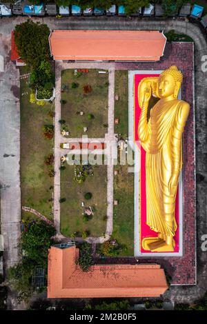 Wat Laem Pho temple avec Bouddha d'or couché à Songkhla, Thaïlande Banque D'Images