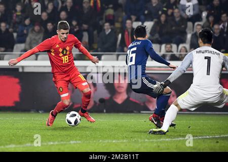 Thorgan Hazard, milieu de terrain japonais Hotaru Yamaguchi et gardien de but japonais Eiji Kawashima, photographiés lors d'un match de football amical entre l'équipe nationale belge Red Devils et le Japon, le mardi 14 novembre 2017, à Bruges. BELGA PHOTO DIRK WAEM Banque D'Images