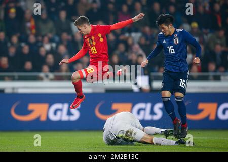 Thorgan Hazard en Belgique, le gardien de but du Japon Eiji Kawashima et le milieu de terrain du Japon Hotaru Yamaguchi se battent pour le ballon lors d'un match de football amical entre l'équipe nationale belge Red Devils et le Japon, le mardi 14 novembre 2017, à Bruges. BELGA PHOTO BRUNO FAHY Banque D'Images