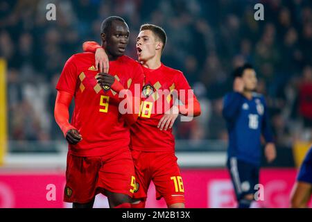 Le Romelu Lukaku de Belgique célèbre avec Thorgue Hazard de Belgique après avoir marqué le but 1-0 dans un match de football amical entre l'équipe nationale belge Red Devils et le Japon, le mardi 14 novembre 2017, à Bruges. BELGA PHOTO BRUNO FAHY Banque D'Images