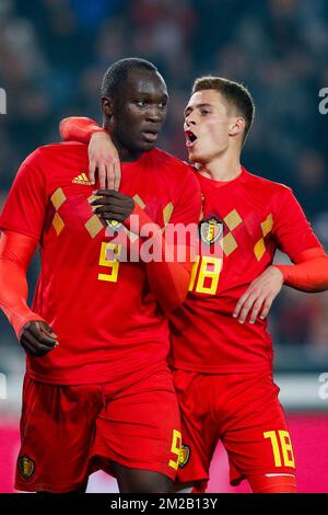 Le Romelu Lukaku de Belgique célèbre avec Thorgue Hazard de Belgique après avoir marqué le but 1-0 dans un match de football amical entre l'équipe nationale belge Red Devils et le Japon, le mardi 14 novembre 2017, à Bruges. BELGA PHOTO BRUNO FAHY Banque D'Images