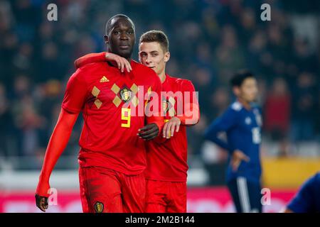 Le Romelu Lukaku de Belgique célèbre avec Thorgue Hazard de Belgique après avoir marqué le but 1-0 dans un match de football amical entre l'équipe nationale belge Red Devils et le Japon, le mardi 14 novembre 2017, à Bruges. BELGA PHOTO BRUNO FAHY Banque D'Images