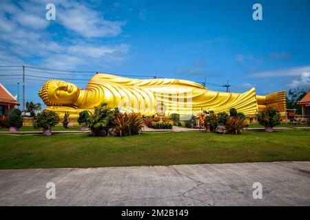 Wat Laem Pho temple avec Bouddha d'or couché à Songkhla, Thaïlande Banque D'Images