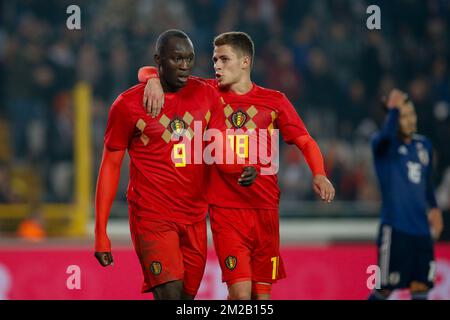 Le Romelu Lukaku de Belgique célèbre avec Thorgue Hazard de Belgique après avoir marqué le but 1-0 dans un match de football amical entre l'équipe nationale belge Red Devils et le Japon, le mardi 14 novembre 2017, à Bruges. BELGA PHOTO BRUNO FAHY Banque D'Images