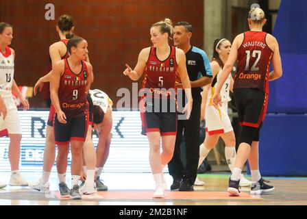 Cats belges Marjorie Carpreaux et Cats belges Kim Mestdagh photographiés lors du deuxième match de qualification entre l'équipe nationale belge de basket 'les Cats Belges' et l'Allemagne, dans la goup G des championnats européens 2019, mercredi 15 novembre 2017, à Kortrijk. BELGA PHOTO VIRGINIE LEFOUR Banque D'Images