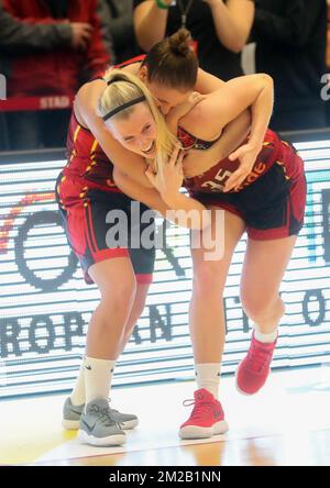 Les Cats belges Julie Vanloo et les Cats belges Marjorie Carpreaux célèbrent après avoir remporté le deuxième match de qualification entre l'équipe nationale belge de basket 'les Cats Belges' et l'Allemagne, dans la goup G des championnats européens 2019, mercredi 15 novembre 2017, à Kortrijk. BELGA PHOTO VIRGINIE LEFOUR Banque D'Images