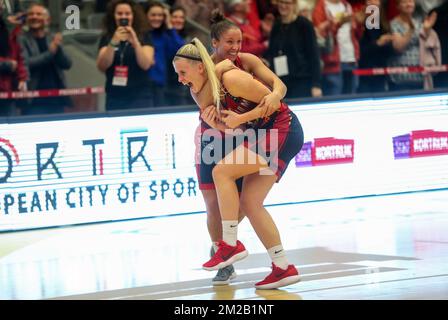 Les Cats belges Julie Vanloo et les Cats belges Marjorie Carpreaux célèbrent après avoir remporté le deuxième match de qualification entre l'équipe nationale belge de basket 'les Cats Belges' et l'Allemagne, dans la goup G des championnats européens 2019, mercredi 15 novembre 2017, à Kortrijk. BELGA PHOTO VIRGINIE LEFOUR Banque D'Images