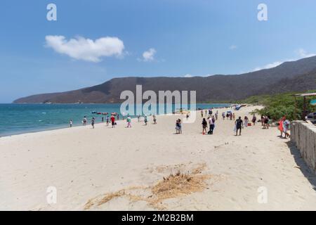 Parc national de Tayrona Bahia concha site avec touriste à la journée ensoleillée. Banque D'Images