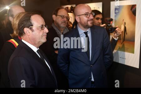 François Hollande et le Premier ministre belge Charles Michel photographiés lors d'une visite à l'exposition "traits d'Union". Le livre ensemble en dessins de presse/ traits d'Union, het samenleven in perstekeningen', à Bruxelles, le lundi 20 novembre 2017. BELGA PHOTO ERIC LALMAND Banque D'Images