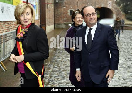 Françoise Schepmans, maire de Molenbeek, et François Hollande ont photographié lors d'une visite à l'exposition "traits d'Union". Le livre ensemble en dessins de presse/ traits d'Union, het samenleven in perstekeningen', à Bruxelles, le lundi 20 novembre 2017. BELGA PHOTO ERIC LALMAND Banque D'Images