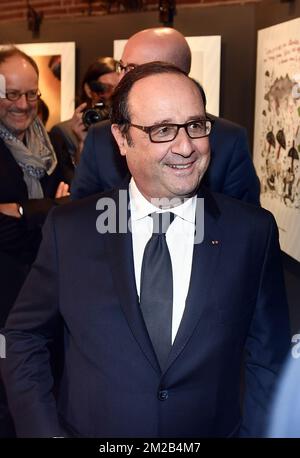 François Hollande a photographié lors d'une visite à l'exposition "traits d'Union". Le livre ensemble en dessins de presse/ traits d'Union, het samenleven in perstekeningen', à Bruxelles, le lundi 20 novembre 2017. BELGA PHOTO ERIC LALMAND Banque D'Images