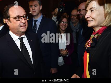 François Hollande et le maire de Molenbeek, Françoise Schepmans, photographiés lors d'une visite à l'exposition "traits d'Union". Le livre ensemble en dessins de presse/ traits d'Union, het samenleven in perstekeningen', à Bruxelles, le lundi 20 novembre 2017. BELGA PHOTO ERIC LALMAND Banque D'Images