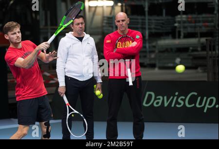 David Goffin belge, Thierry Van Cleemput, entraîneur de Goffin et Johan Van Herck, capitaine belge, photographié lors d'une formation en vue de la finale du Groupe mondial de la coupe Davis entre la France et la Belgique, le mardi 21 novembre 2017, à Villeneuve-d'Ascq. Le match de la coupe Davis se déroulera du 24 au 26 novembre 2017 au stade Pierre-Mauroy à Lille, France. BELGA PHOTO BENOIT DOPPAGNE Banque D'Images