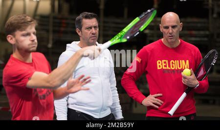 David Goffin belge, Thierry Van Cleemput, entraîneur de Goffin et Johan Van Herck, capitaine belge, photographié lors d'une formation en vue de la finale du Groupe mondial de la coupe Davis entre la France et la Belgique, le mardi 21 novembre 2017, à Villeneuve-d'Ascq. Le match de la coupe Davis se déroulera du 24 au 26 novembre 2017 au stade Pierre-Mauroy à Lille, France. BELGA PHOTO BENOIT DOPPAGNE Banque D'Images