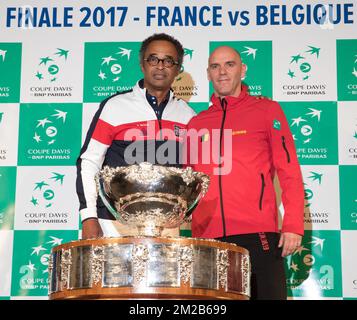 Yannick Noah, capitaine de la coupe Davis française, et Johan Van Herck, capitaine belge, photographiés lors du tirage au sort devant la finale du Groupe mondial de la coupe Davis entre la France et la Belgique, le jeudi 23 novembre 2017, à Villeneuve-d'Ascq. Le match de la coupe Davis se déroulera du 24 au 26 novembre 2017 au stade Pierre-Mauroy à Lille, France. BELGA PHOTO BENOIT DOPPAGNE Banque D'Images