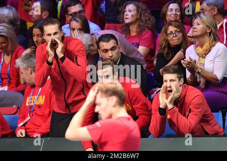 L'équipe belge de tennis encourage lors du premier match entre le belge David Goffin (ATP 7) et le français Lucas Pouille (ATP 18) le premier jour de la finale du Groupe mondial de la coupe Davis entre la France et la Belgique, vendredi 24 novembre 2017, à Villeneuve-d'Ascq. La finale se joue du 24 au 26 novembre 2017 au stade Pierre-Mauroy à Lille, France. BELGA PHOTO BENOIT DOPPAGNE Banque D'Images