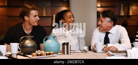 L'athlète belge Niels Pittomvils, l'athlète belge d'heptathlon Nafissatou 'Nafi' Thiam et le président de l'IAAF Sebastian COE photographiés lors du Prix Athlétisme de l'IAAF, le lendemain du petit déjeuner de presse à Monte Carlo, Monaco, le vendredi 24 novembre 2017. BELGA PHOTO YORICK JANSENS Banque D'Images