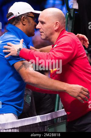 Le capitaine de la coupe Davis française Yannick Noah et le capitaine belge Johan Van Herck embrassent après le troisième match un double match entre le Belge Ruben Bemelmans et Joris de Loore et le Français Pierre-Hugues Herbert et Richard Gasquet le premier jour de la finale du Groupe mondial de la coupe Davis entre la France et la Belgique, Samedi 25 novembre 2017, à Villeneuve-d'Ascq. La finale se joue du 24 au 26 novembre 2017 au stade Pierre-Mauroy à Lille, France. BELGA PHOTO BENOIT DOPPAGNE Banque D'Images