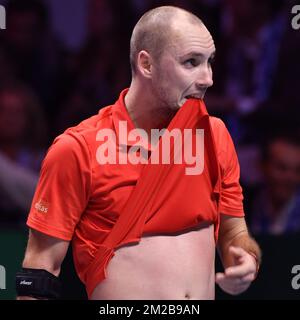 Le Belge Steve Darcis réagit après avoir perdu un match de tennis entre le Belge Steve Darcis et le Français Lucas Pouille, le cinquième et dernier match de la finale du Groupe mondial de la coupe Davis entre la France et la Belgique, dimanche 26 novembre 2017, à Villeneuve-d'Ascq. La France remporte la finale du Groupe mondial de la coupe Davis. BELGA PHOTO BENOIT DOPPAGNE Banque D'Images