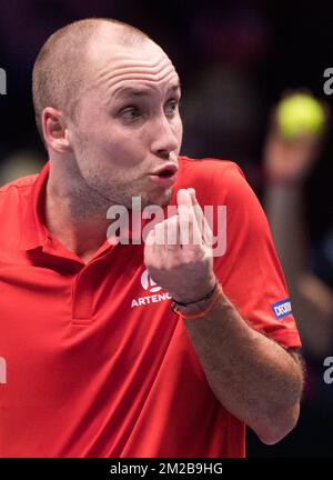 Le Belge Steve Darcis réagit lors d'un match de tennis entre le Belge Steve Darcis et le Français Lucas Pouille, cinquième et dernier match de la finale du Groupe mondial de la coupe Davis entre la France et la Belgique, dimanche 26 novembre 2017, à Villeneuve-d'Ascq. La France remporte la finale du Groupe mondial de la coupe Davis. BELGA PHOTO BENOIT DOPPAGNE Banque D'Images