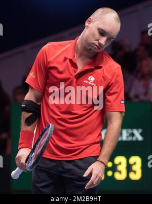 Le Belge Steve Darcis réagit lors d'un match de tennis entre le Belge Steve Darcis et le Français Lucas Pouille, cinquième et dernier match de la finale du Groupe mondial de la coupe Davis entre la France et la Belgique, dimanche 26 novembre 2017, à Villeneuve-d'Ascq. La France remporte la finale du Groupe mondial de la coupe Davis. BELGA PHOTO BENOIT DOPPAGNE Banque D'Images