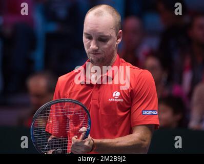 Le Belge Steve Darcis réagit lors d'un match de tennis entre le Belge Steve Darcis et le Français Lucas Pouille, cinquième et dernier match de la finale du Groupe mondial de la coupe Davis entre la France et la Belgique, dimanche 26 novembre 2017, à Villeneuve-d'Ascq. La France remporte la finale du Groupe mondial de la coupe Davis. BELGA PHOTO BENOIT DOPPAGNE Banque D'Images