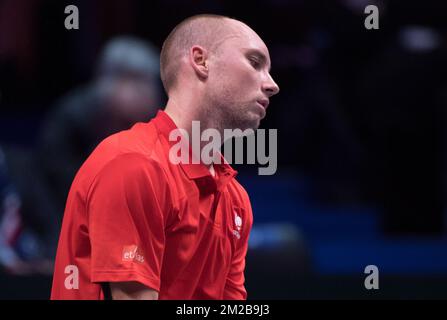 Le Belge Steve Darcis réagit lors d'un match de tennis entre le Belge Steve Darcis et le Français Lucas Pouille, cinquième et dernier match de la finale du Groupe mondial de la coupe Davis entre la France et la Belgique, dimanche 26 novembre 2017, à Villeneuve-d'Ascq. La France remporte la finale du Groupe mondial de la coupe Davis. BELGA PHOTO BENOIT DOPPAGNE Banque D'Images