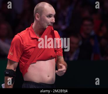 Le Belge Steve Darcis réagit lors d'un match de tennis entre le Belge Steve Darcis et le Français Lucas Pouille, cinquième et dernier match de la finale du Groupe mondial de la coupe Davis entre la France et la Belgique, dimanche 26 novembre 2017, à Villeneuve-d'Ascq. La France remporte la finale du Groupe mondial de la coupe Davis. BELGA PHOTO BENOIT DOPPAGNE Banque D'Images