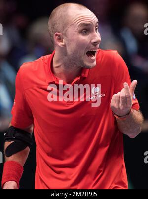 Le Belge Steve Darcis réagit lors d'un match de tennis entre le Belge Steve Darcis et le Français Lucas Pouille, cinquième et dernier match de la finale du Groupe mondial de la coupe Davis entre la France et la Belgique, dimanche 26 novembre 2017, à Villeneuve-d'Ascq. La France remporte la finale du Groupe mondial de la coupe Davis. BELGA PHOTO BENOIT DOPPAGNE Banque D'Images