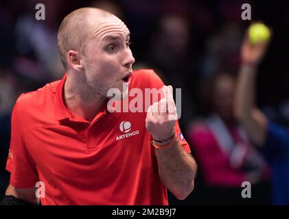 Le Belge Steve Darcis réagit lors d'un match de tennis entre le Belge Steve Darcis et le Français Lucas Pouille, cinquième et dernier match de la finale du Groupe mondial de la coupe Davis entre la France et la Belgique, dimanche 26 novembre 2017, à Villeneuve-d'Ascq. La France remporte la finale du Groupe mondial de la coupe Davis. BELGA PHOTO BENOIT DOPPAGNE Banque D'Images